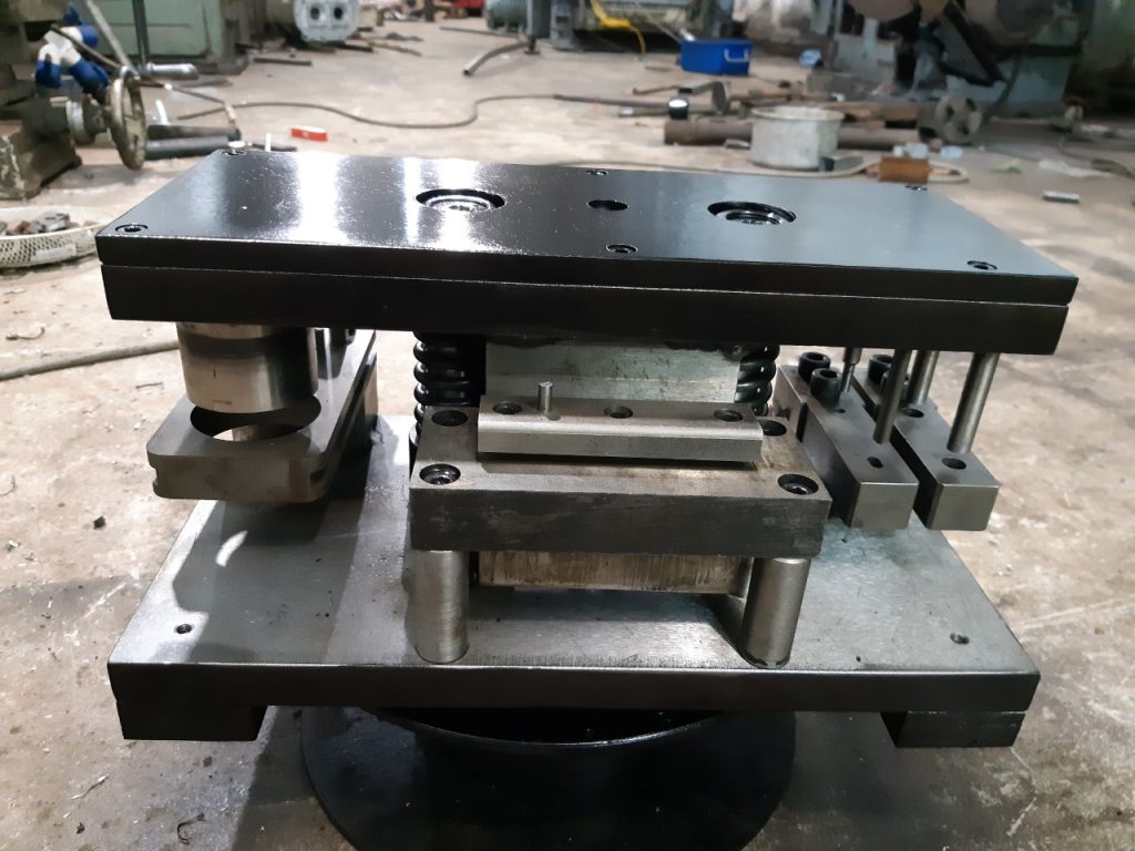 Khuôn mẫu đột dập